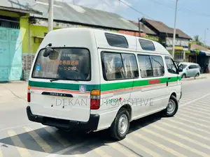 Toyota HiAce 2002 White