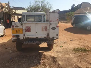 Land Rover Defender 2026 White