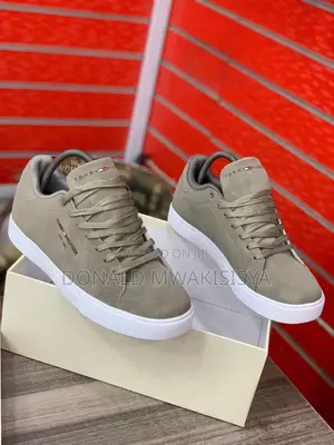 Tommy Sneakers