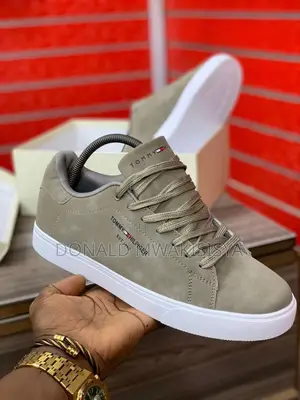 Tommy Sneakers