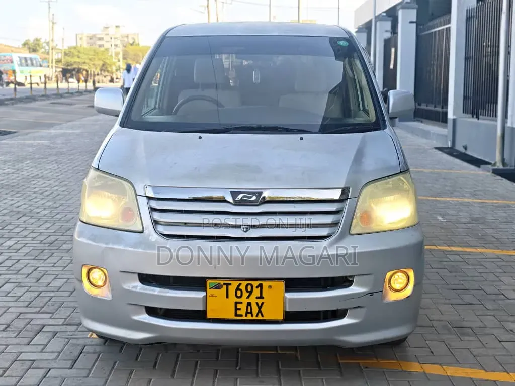Toyota Noah 2005 Silver