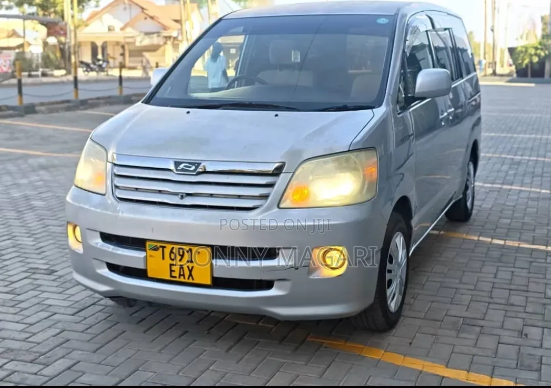Toyota Noah 2005 Silver