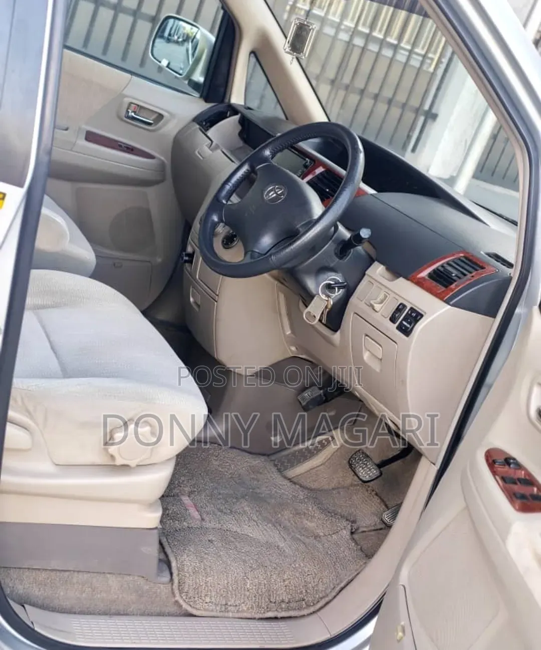 Toyota Noah 2005 Silver