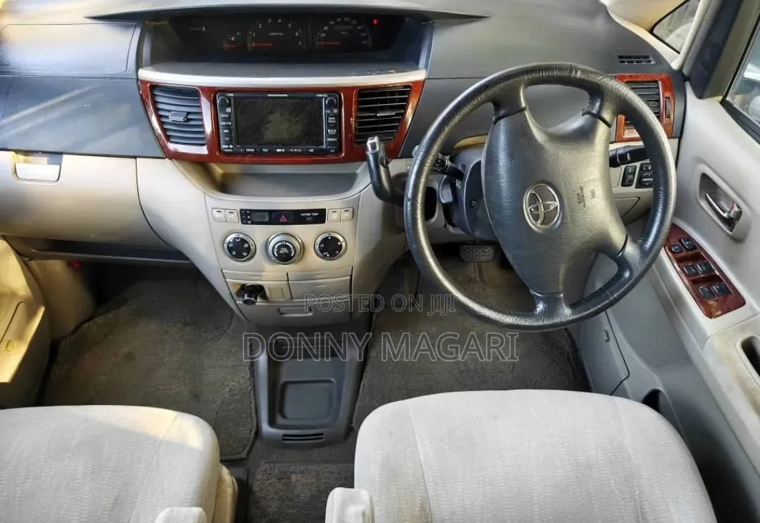 Toyota Noah 2005 Silver