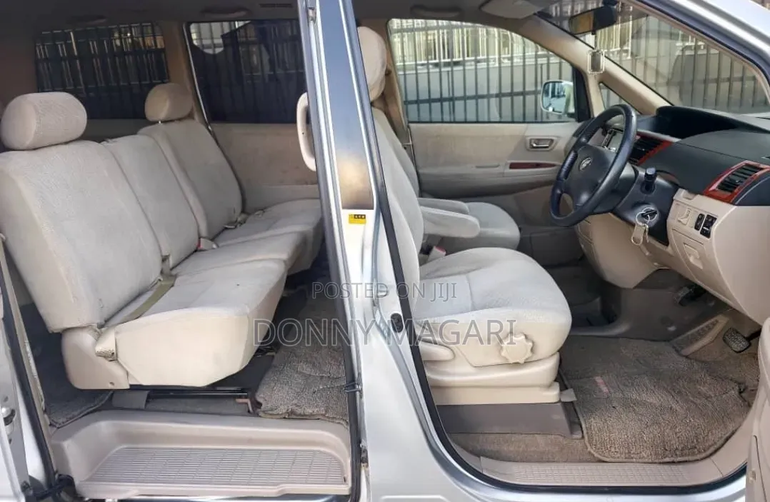 Toyota Noah 2005 Silver