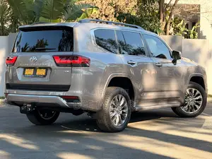 Toyota Land Cruiser LC300 2023