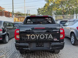 Toyota Hilux 2023 Black