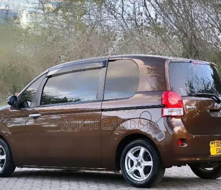 Toyota Porte 2014 Brown