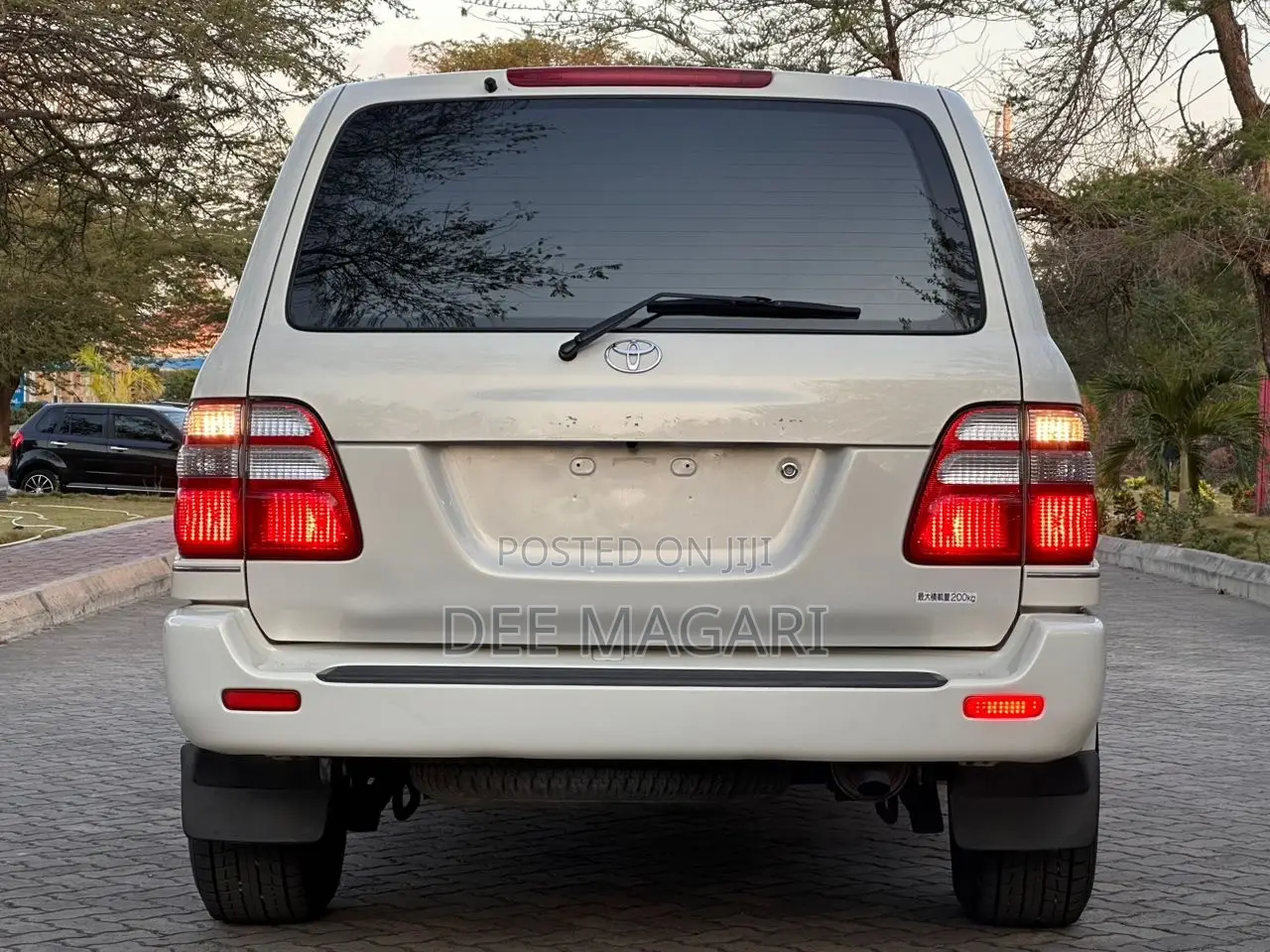 Toyota Land Cruiser 2001 White
