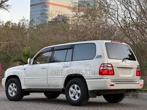 Toyota Land Cruiser 2001 White