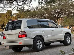 Toyota Land Cruiser 2001 White