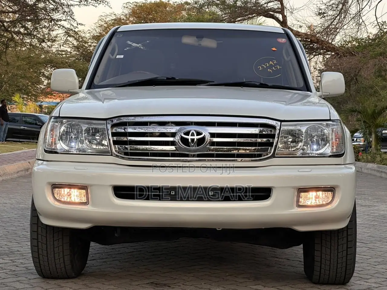 Toyota Land Cruiser 2001 White