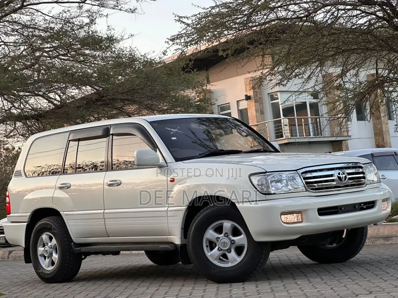 Toyota Land Cruiser 2001 White