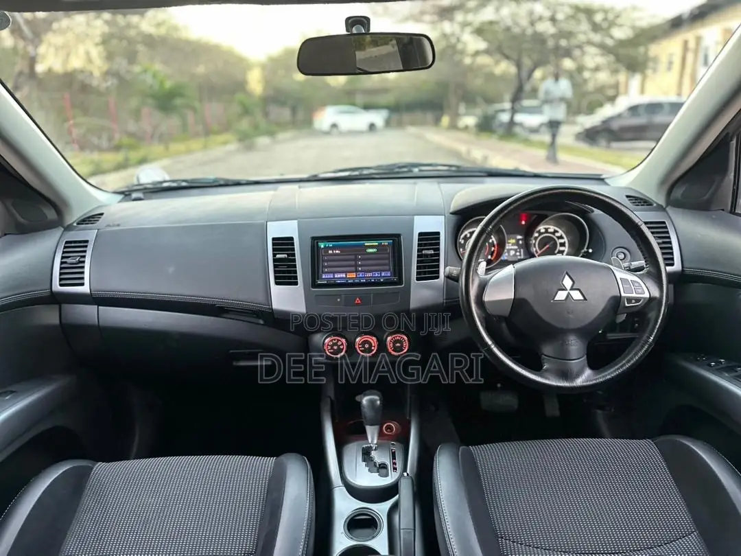 Mitsubishi Outlander 2011 White