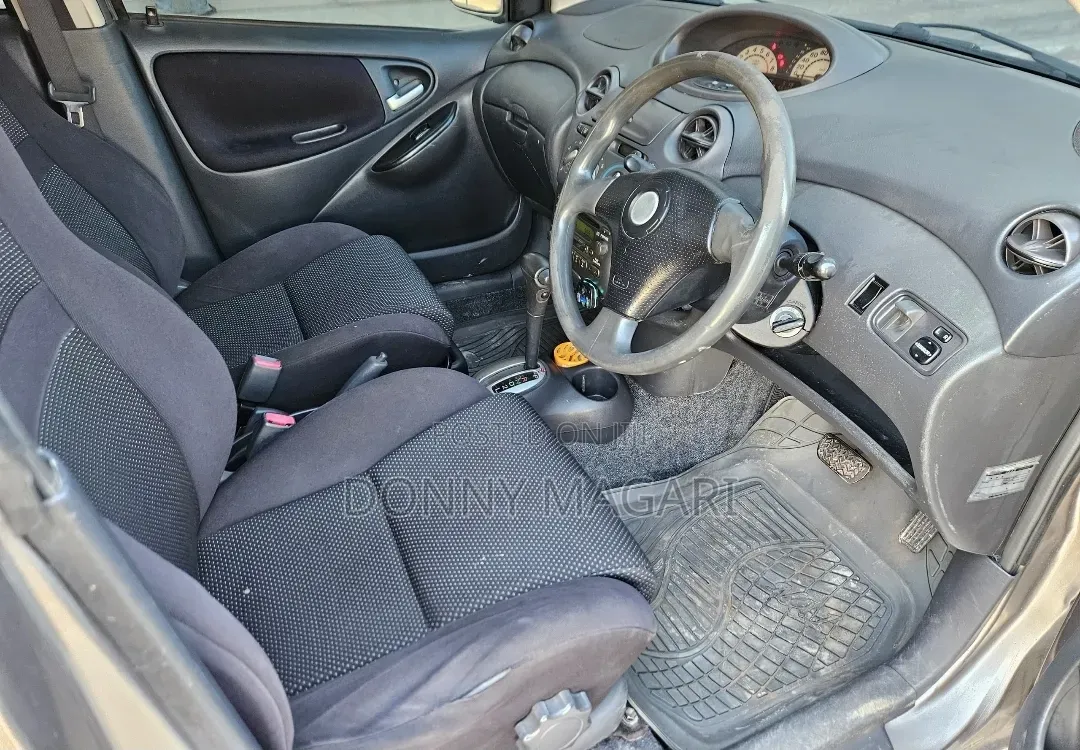 Toyota Vitz 2003 Silver