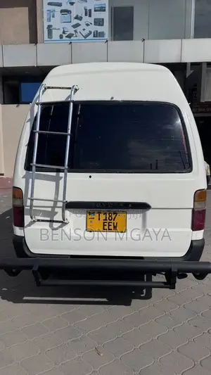 Toyota HiAce 2002 White