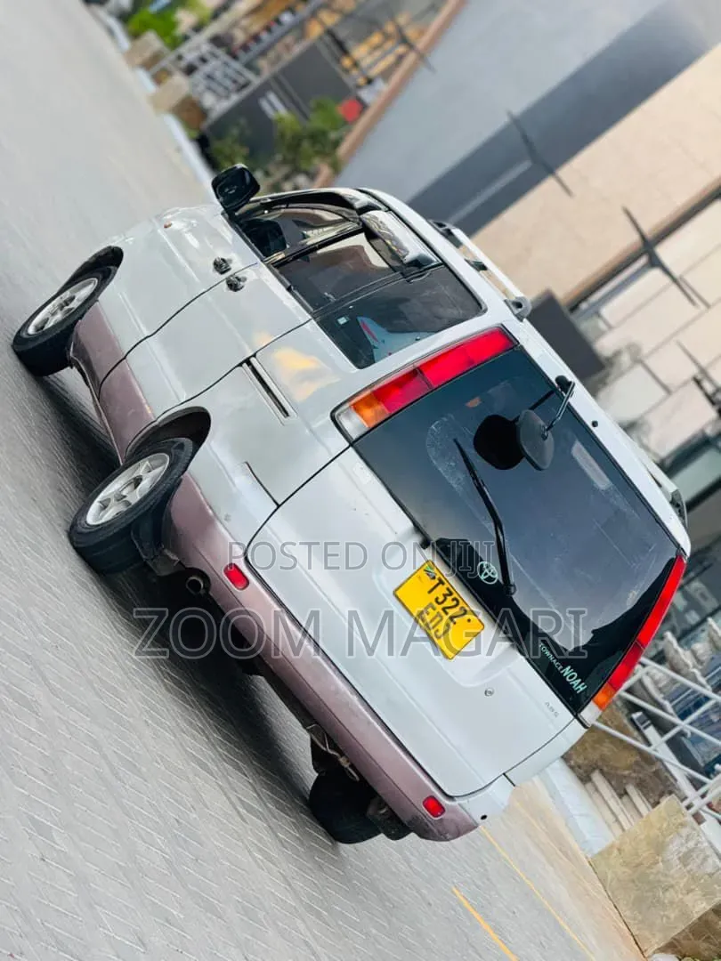 Toyota Noah 2001 Silver