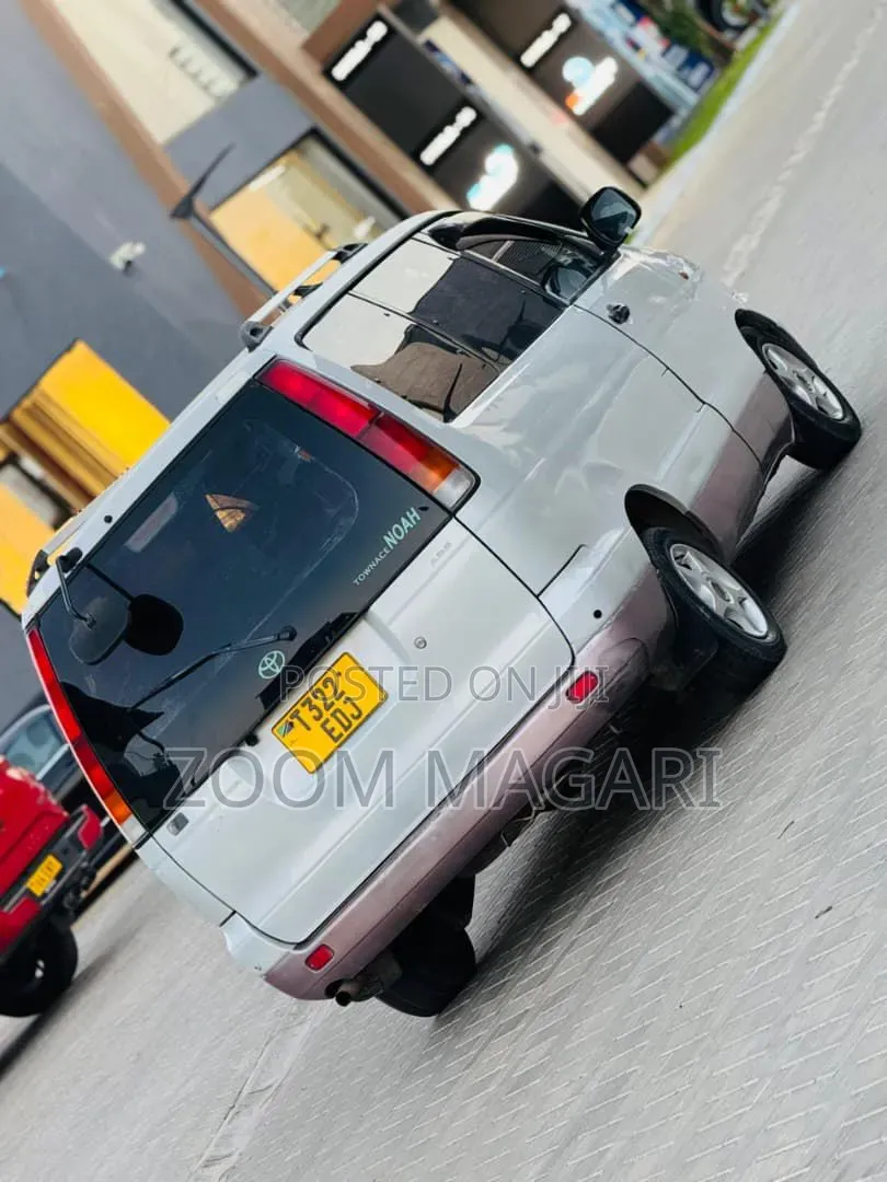 Toyota Noah 2001 Silver