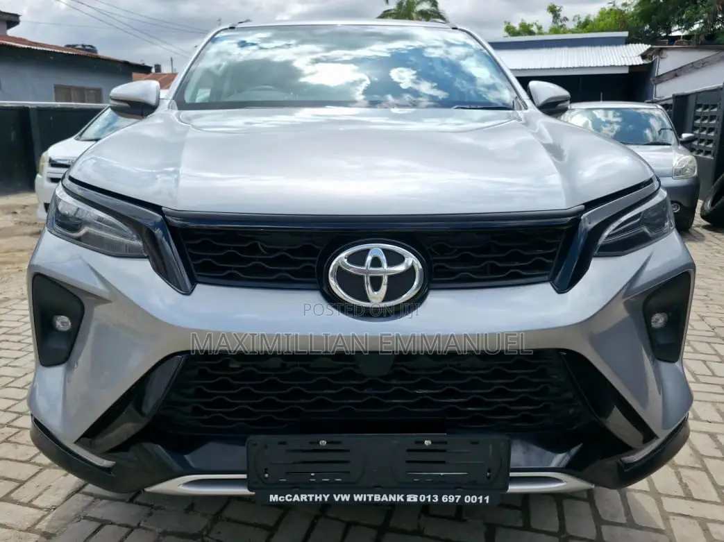 Toyota Fortuner 2023 Silver