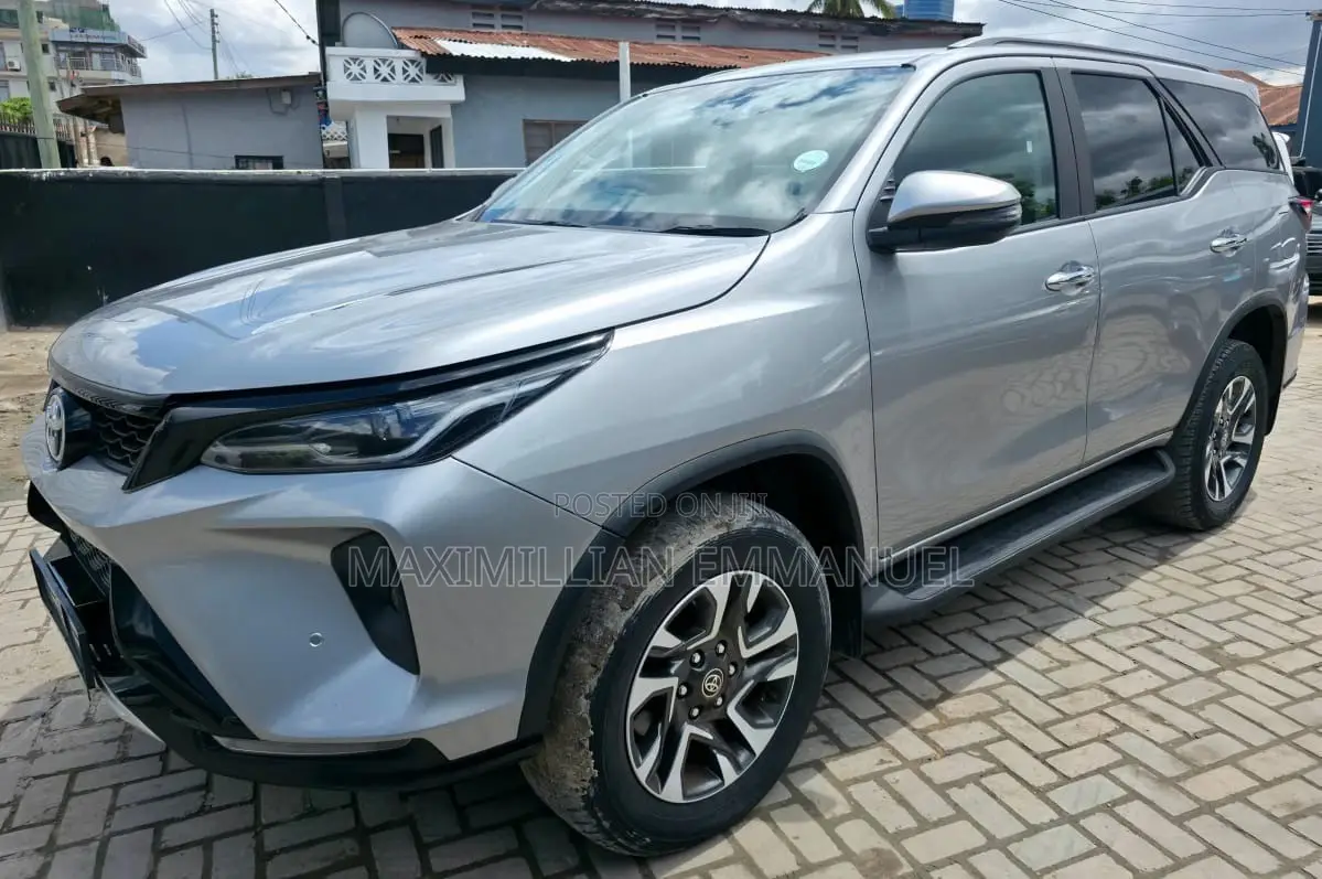 Toyota Fortuner 2023 Silver