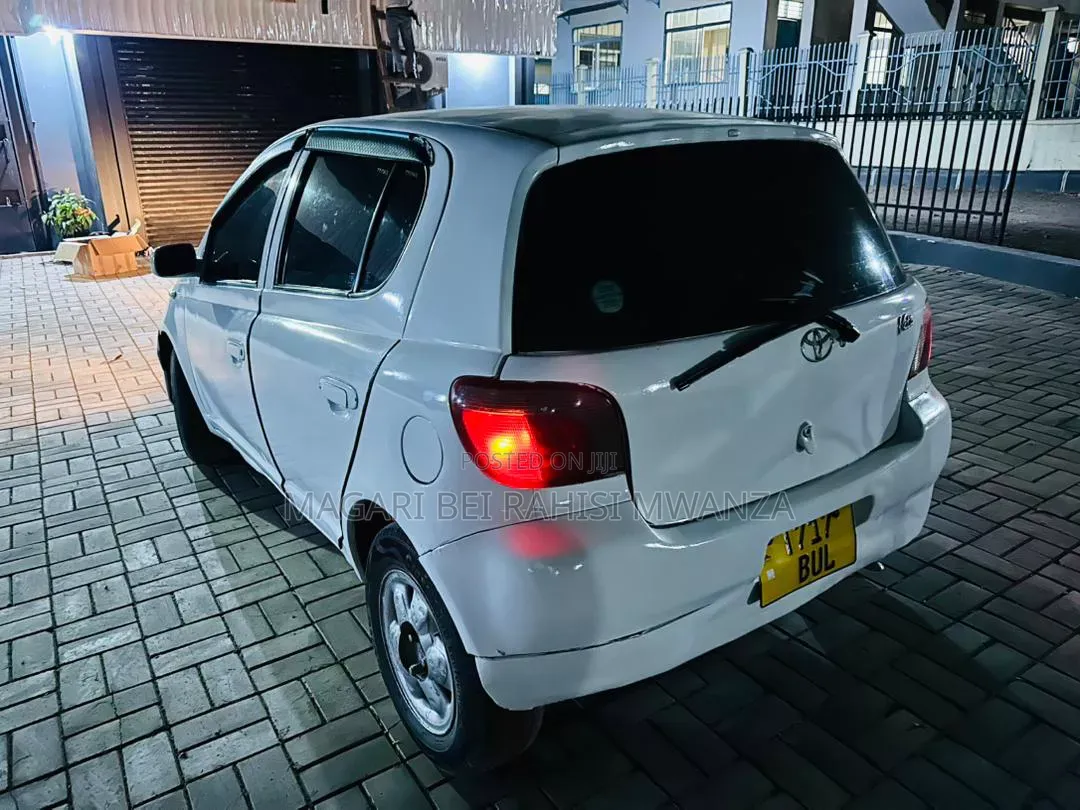 Toyota Vitz 2001 White