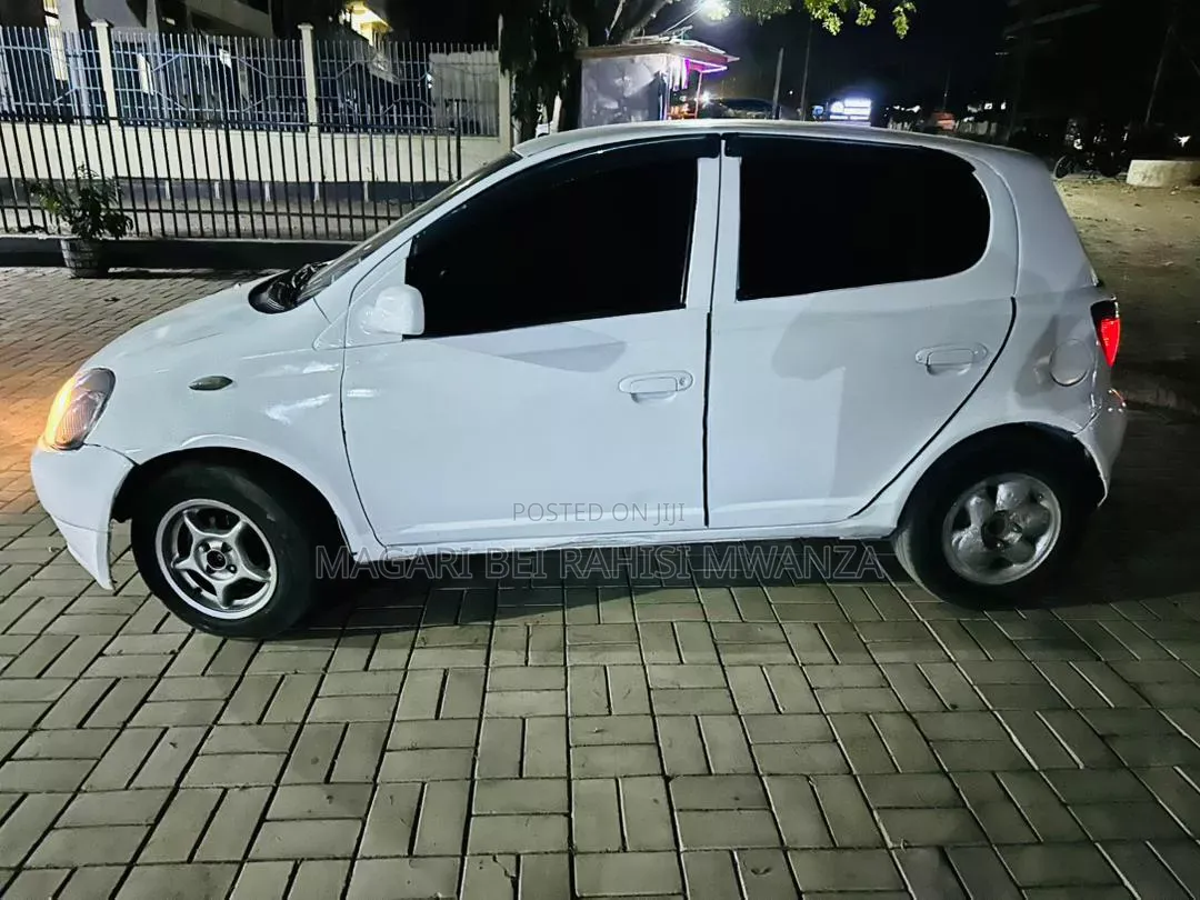 Toyota Vitz 2001 White