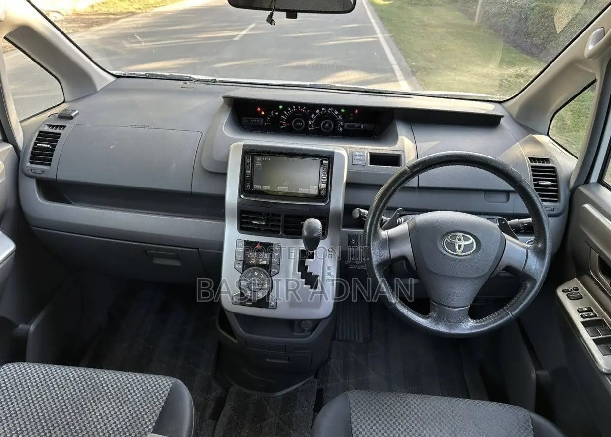 Toyota Noah 2.0 143hp FWD (7 Seater) 2009 White