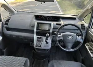 Toyota Noah 2.0 143hp FWD (7 Seater) 2009 White