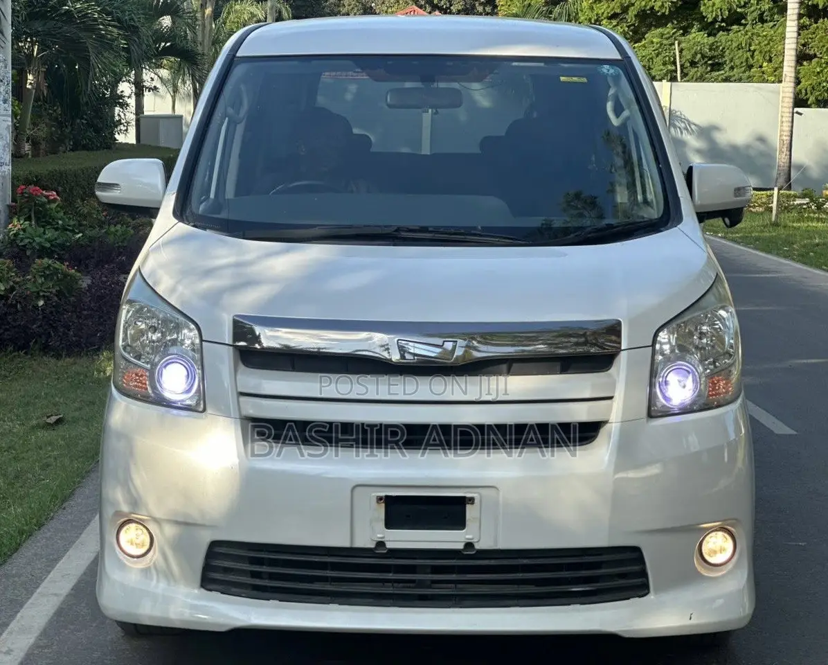 Toyota Noah 2.0 143hp FWD (7 Seater) 2009 White