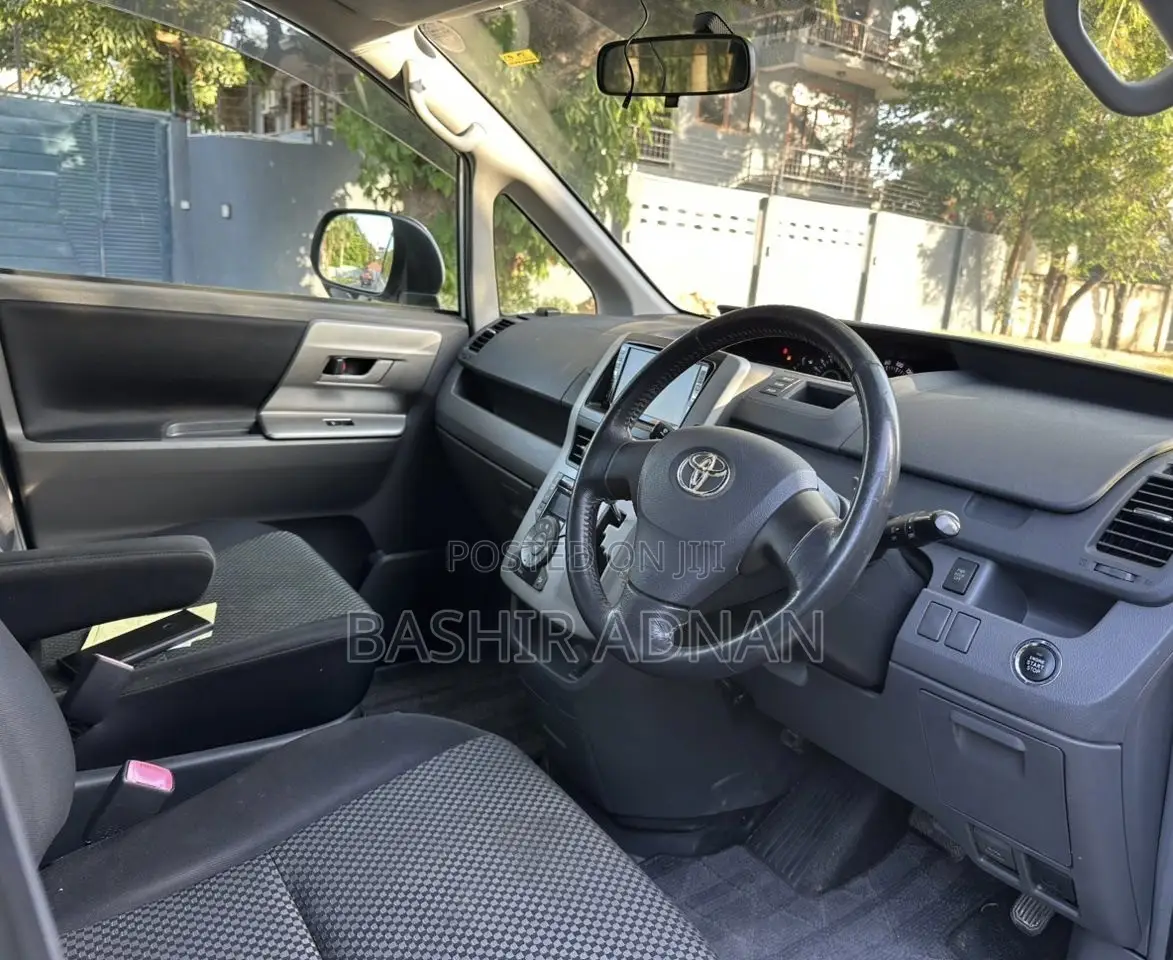 Toyota Noah 2.0 143hp FWD (7 Seater) 2009 White