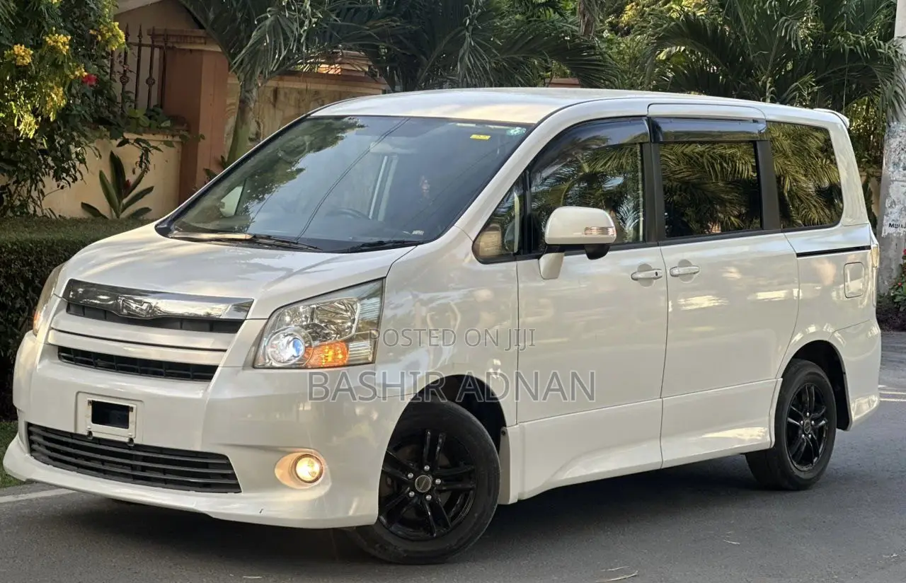 Toyota Noah 2.0 143hp FWD (7 Seater) 2009 White