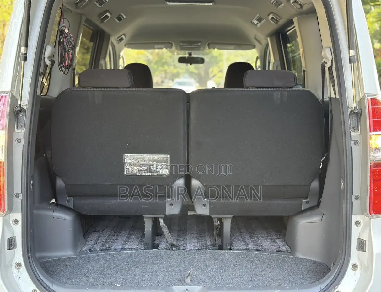 Toyota Noah 2.0 143hp FWD (7 Seater) 2009 White