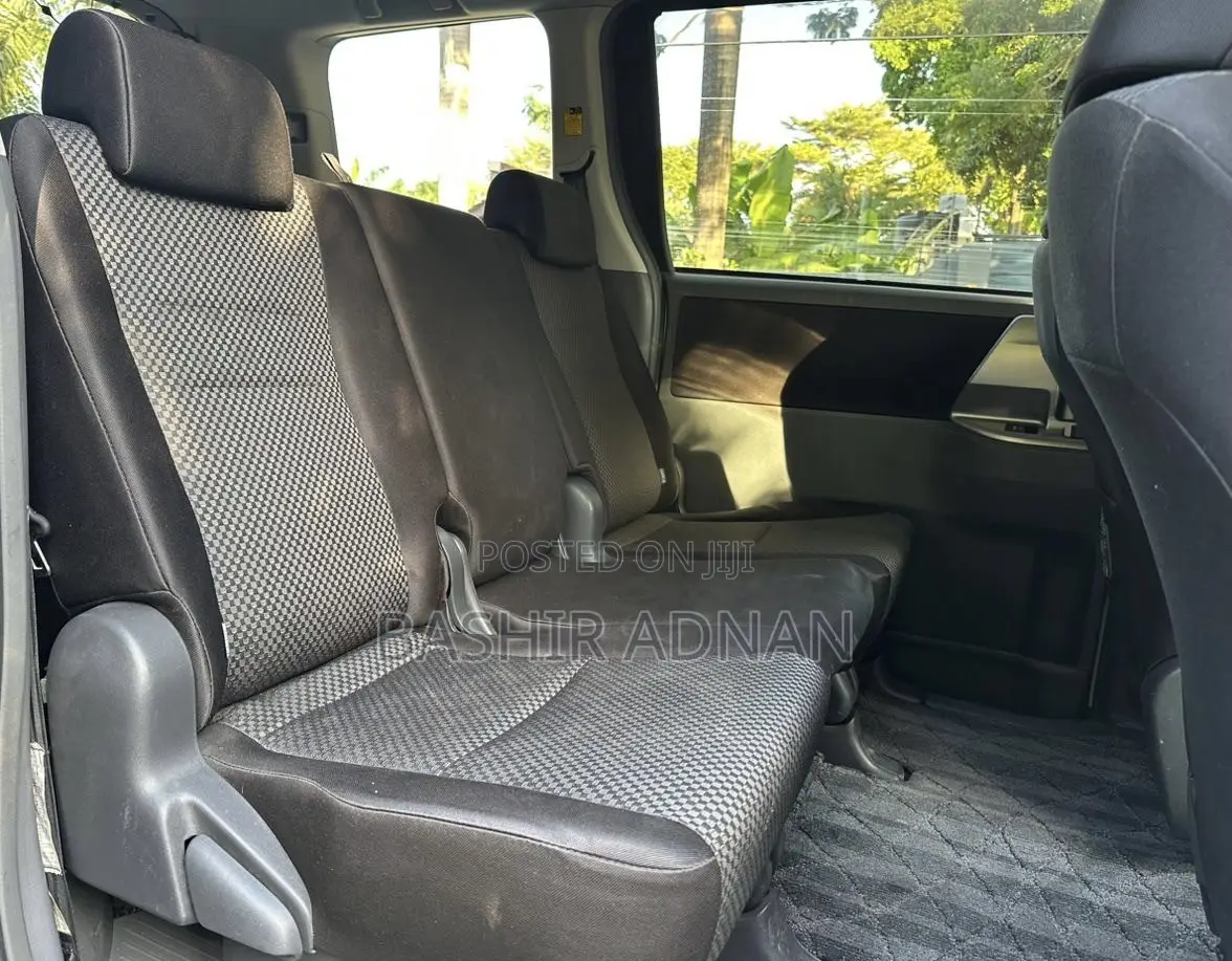 Toyota Noah 2.0 143hp FWD (7 Seater) 2009 White