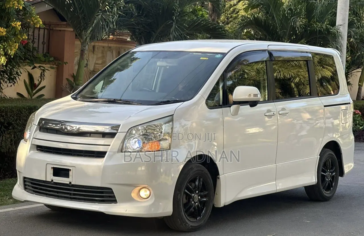 Toyota Noah 2.0 143hp FWD (7 Seater) 2009 White