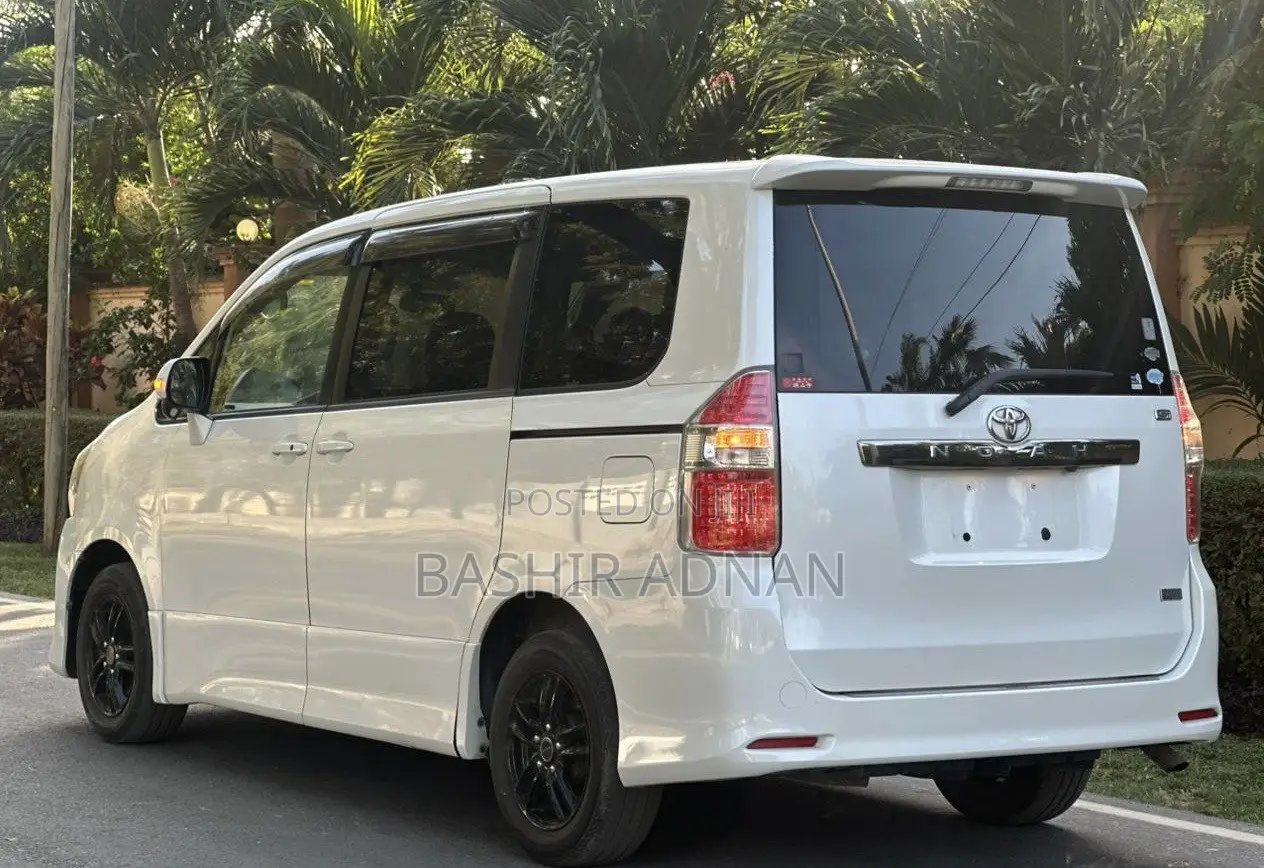 Toyota Noah 2.0 143hp FWD (7 Seater) 2009 White