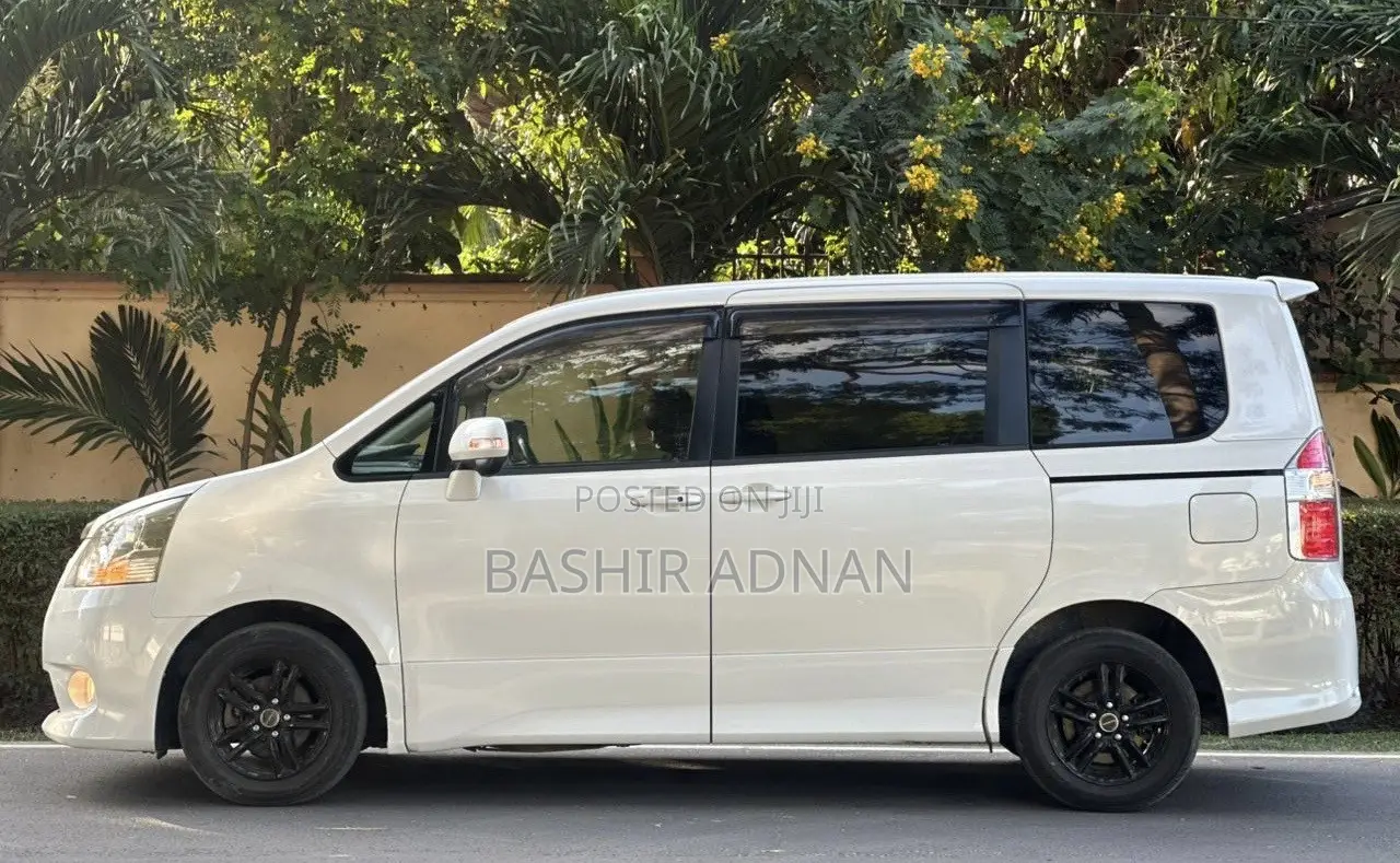 Toyota Noah 2.0 143hp FWD (7 Seater) 2009 White