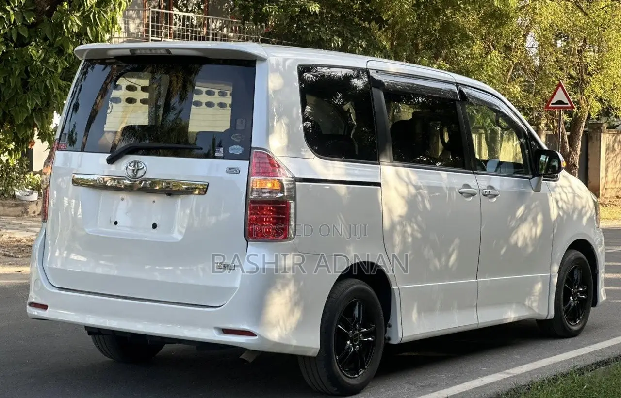 Toyota Noah 2.0 143hp FWD (7 Seater) 2009 White
