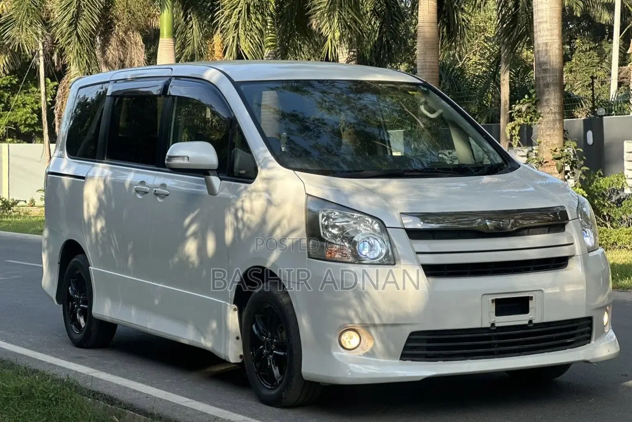 Toyota Noah 2.0 143hp FWD (7 Seater) 2009 White