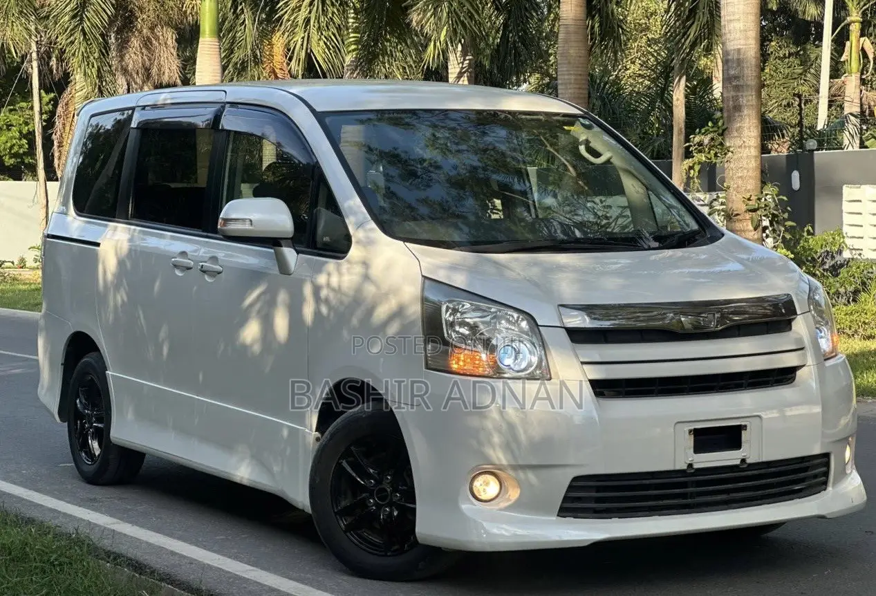 Toyota Noah 2.0 143hp FWD (7 Seater) 2009 White