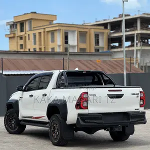 New Toyota Hilux 2025 Pearl