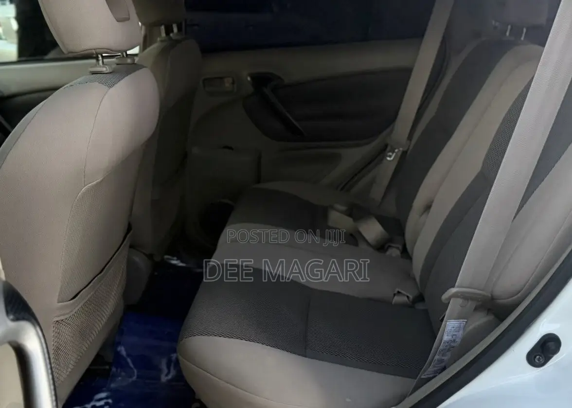 Toyota RAV4 Automatic 2000 White
