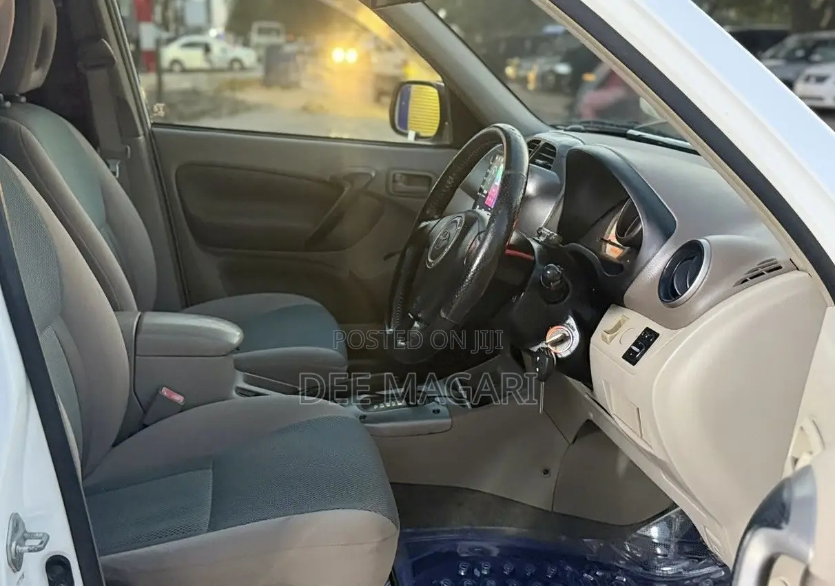 Toyota RAV4 Automatic 2000 White