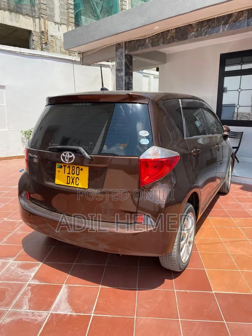 Toyota Ractis 1.3 FWD 2011 Brown