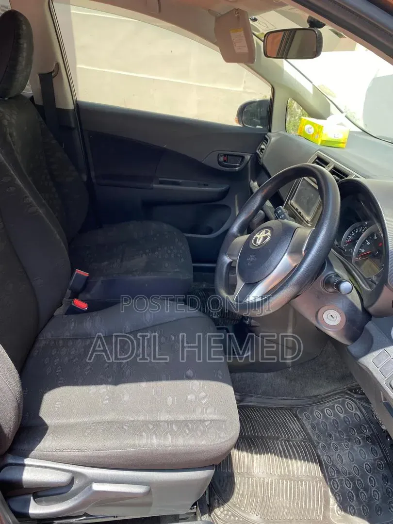 Toyota Ractis 1.3 FWD 2011 Brown