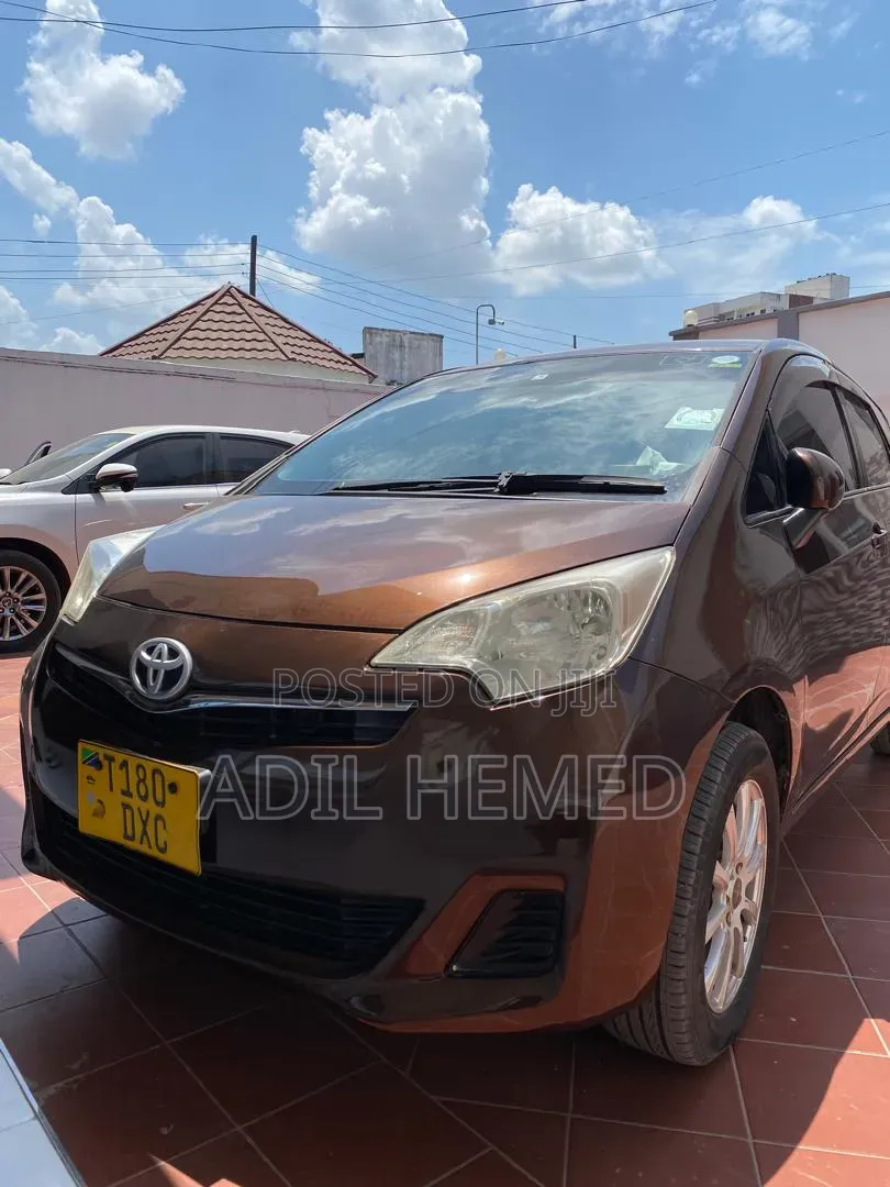 Toyota Ractis 1.3 FWD 2011 Brown