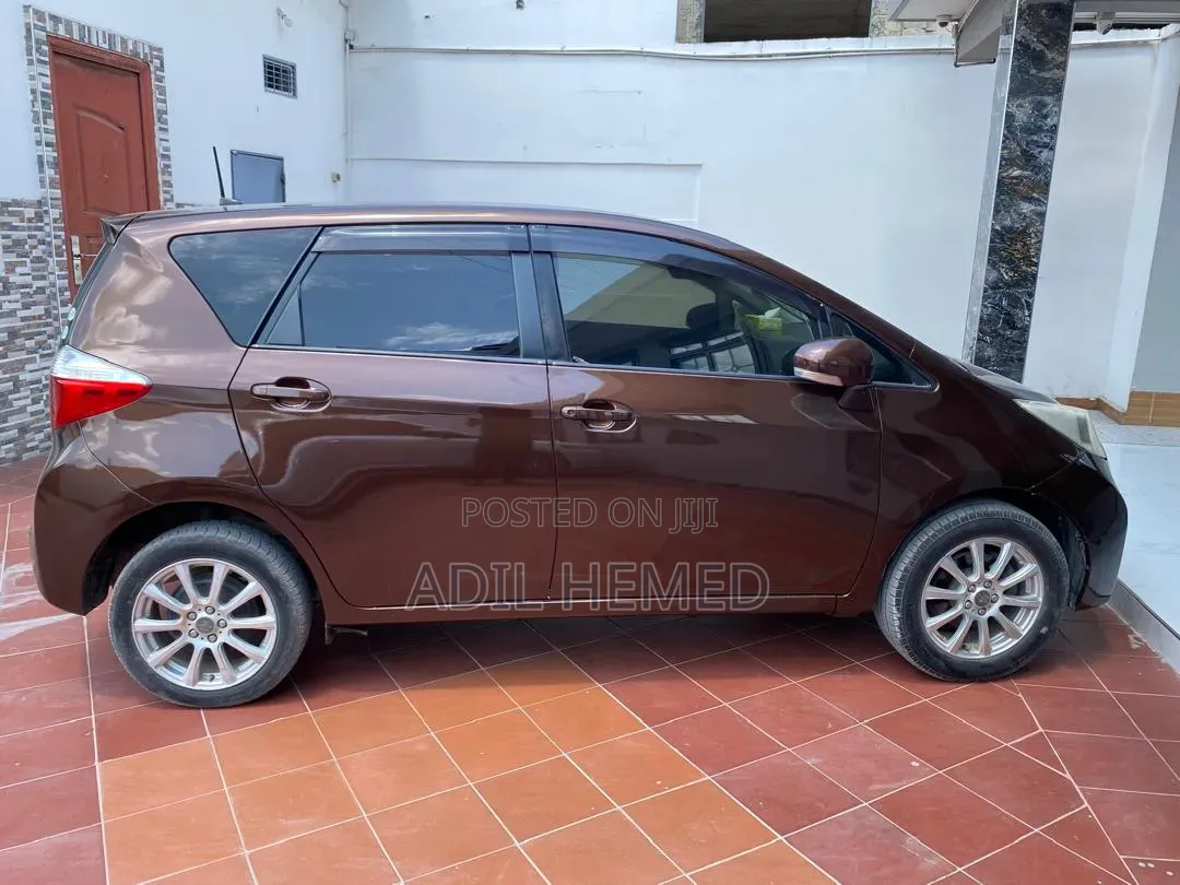 Toyota Ractis 1.3 FWD 2011 Brown