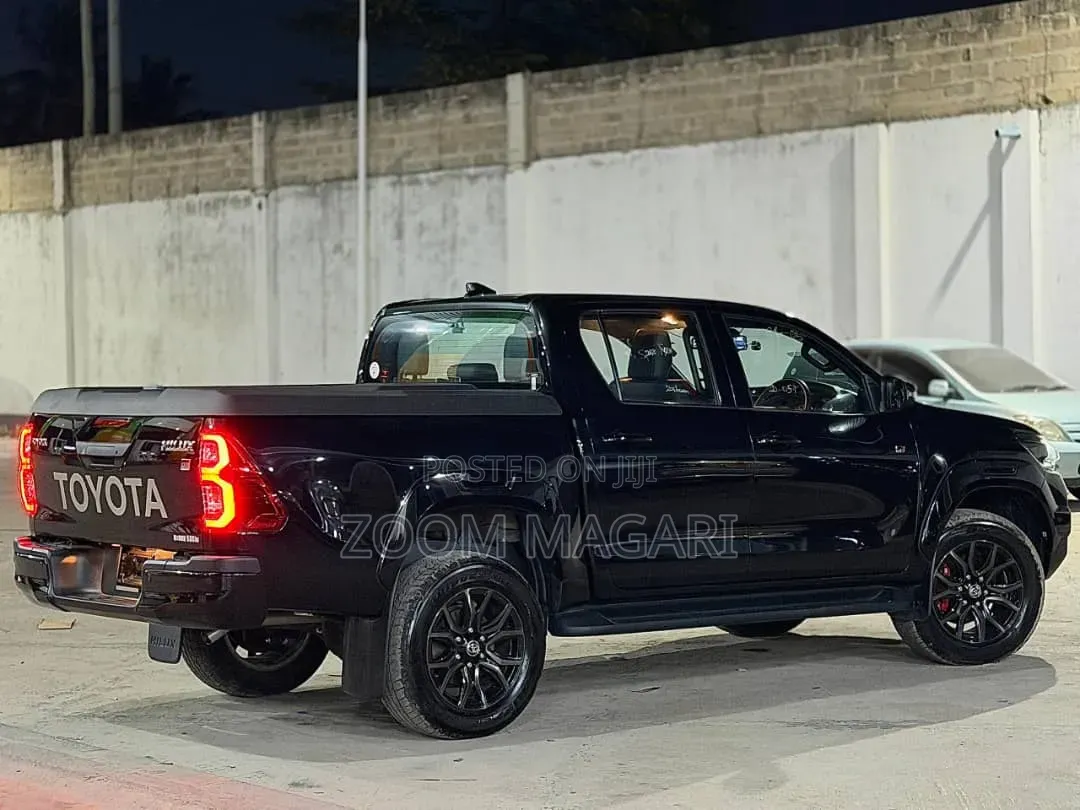 Toyota Hilux 2023 Black