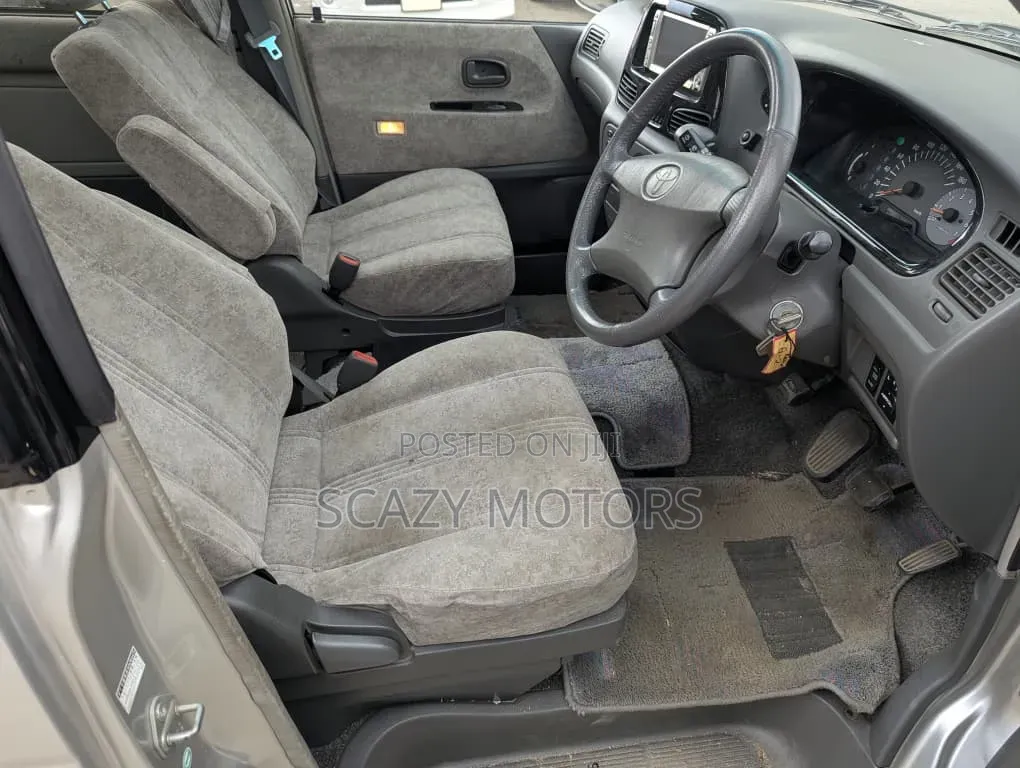 Toyota Noah 2001 Silver