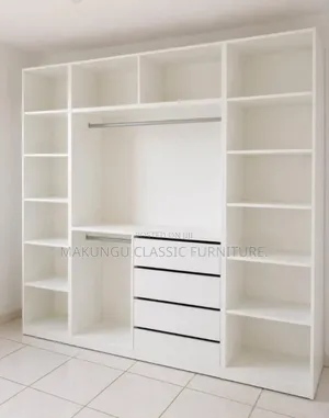 Open Wardrobe Pana Na Kubwa Na Ni Ya Kisasa