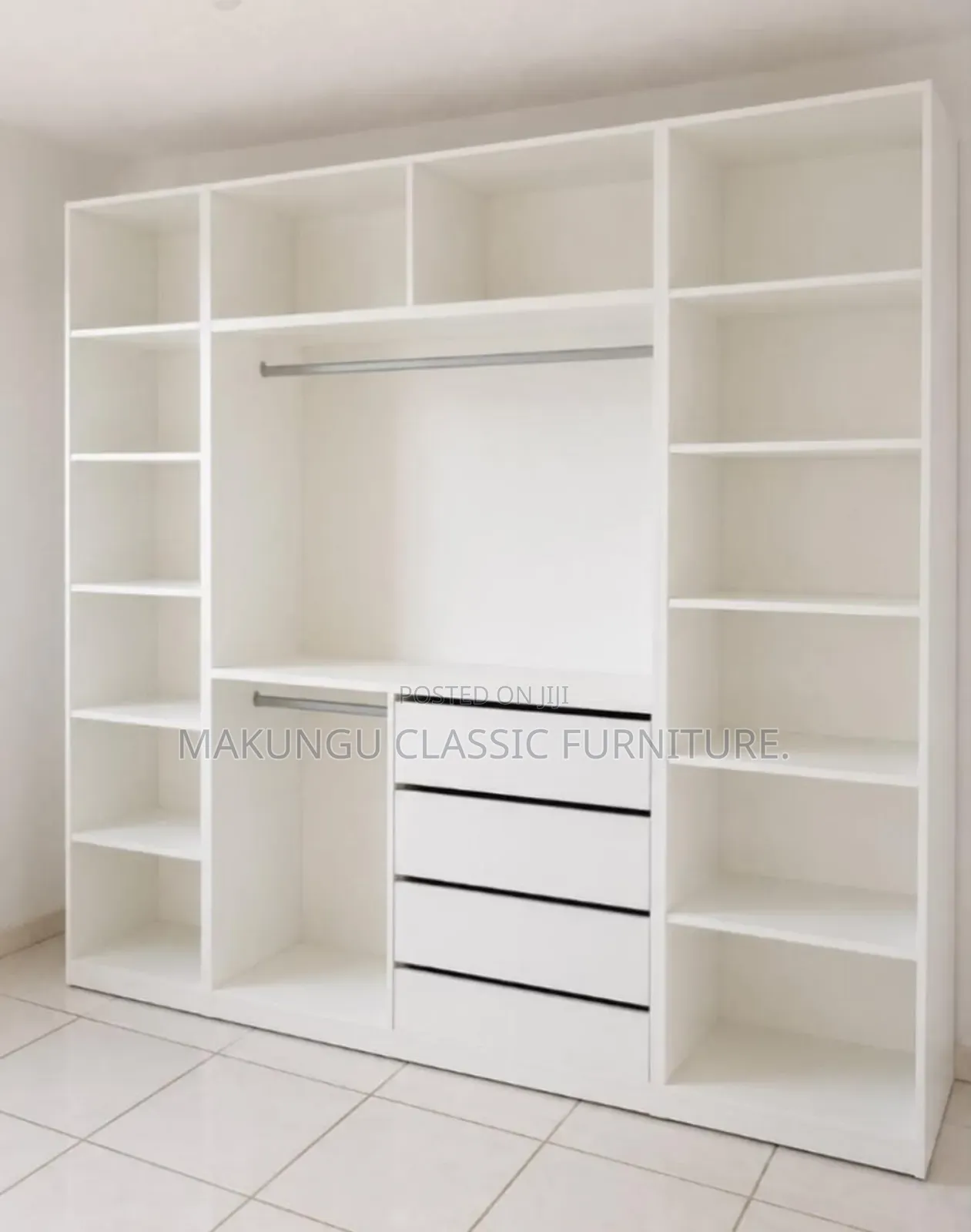 Open Wardrobe Pana Na Kubwa Na Ni Ya Kisasa
